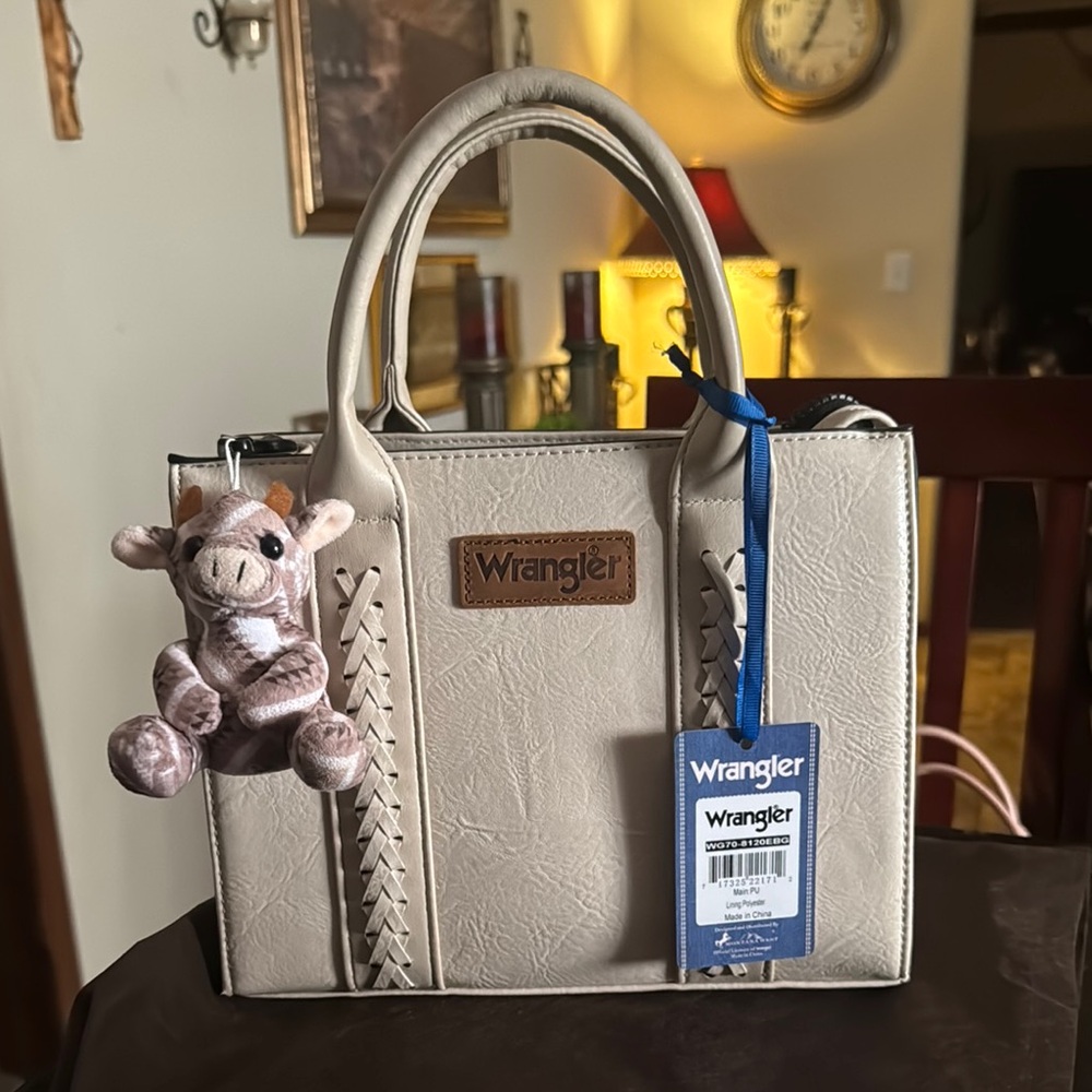 Wrangler Cream Tote Bag with Timeless Design